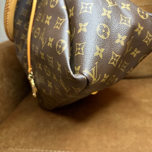 Louis Vuitton Artsy MM in Monogram - Picture 12 of 16